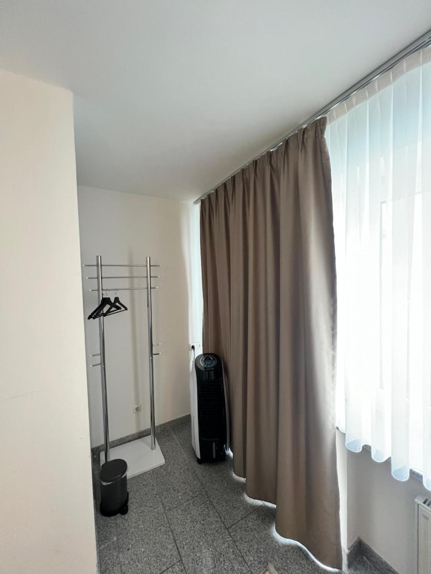 Budget Rooms Just For Sleeping Koln Bagian luar foto